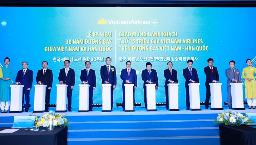 Le Premier ministre Pham Minh Chinh assiste à la cérémonie marquant le 30e anniversaire du 1er vol direct entre le Vietnam et la R. de Corée. Photo: VNA