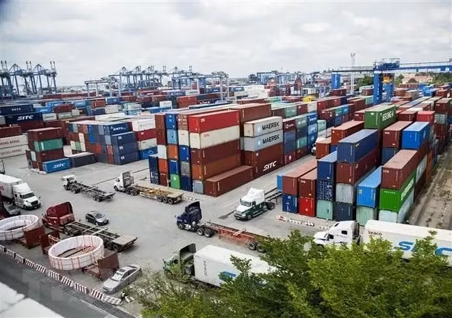 Des conteneurs de fret au port Tan Cang, Ho Chi Minh-Ville. Photo : VNA