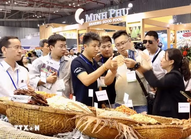 Des visiteurs à l'exposition internationale des produits aquatiques 2024. Photo: VNA