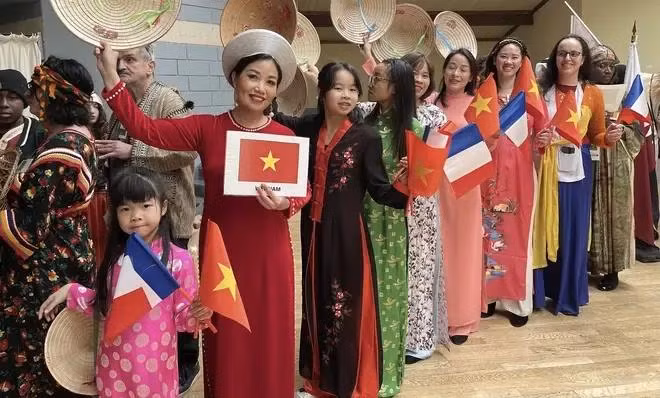 Des femmes vietnamiennes participent à un défilé en France en mars 2022 à l'occasion de la Journée internationale de la Francophonie (20 mars). Photo : VNA