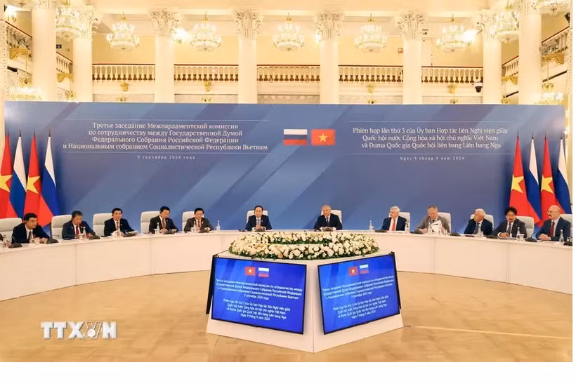 Le président de l'Assemblée nationale vietnamienne Tran Thanh Man et le président de la Douma d'État de la Russie Viatcheslav Victorovitch Volodine coprésident la 3e réunion de la Commission de coopération interparlementaire Vietnam-Russie. Photo : VNA