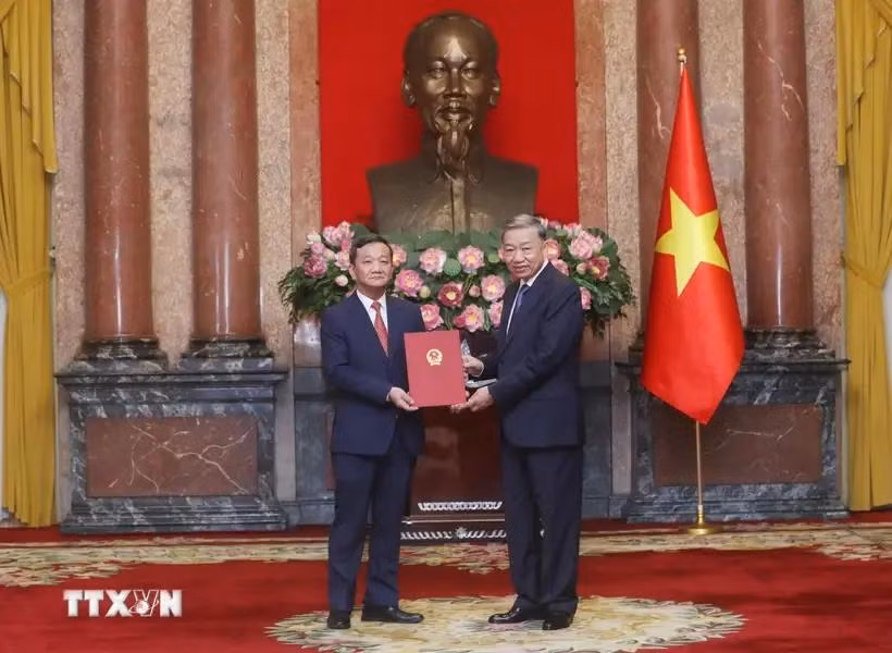 Le secrétaire général du Parti communiste du Vietnam et président de la République To Lam (à droite) a remis une décision sur la nomination de Nguyen Minh Tam, chef adjoint de la Commission centrale des relations extérieures du Parti, en tant qu'ambassadeur du Vietnam au Laos.Photo : VNA