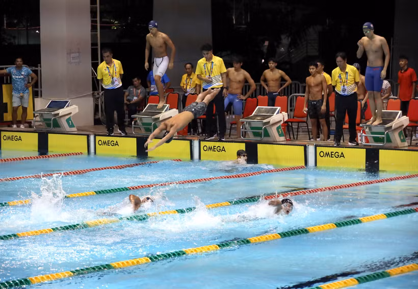 A l'issue de la première journée de compétition de natation lors des 13es Jeux sportifs des élèves d'Asie du Sud-Est, l'équipe vietnamienne s'est temporairement classée première avec 5 médailles d'or. Photo : VNA