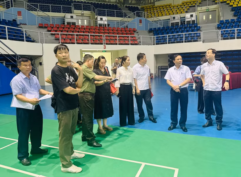Le comité d'organisation inspecte le lieu d'organisation du concours. Photo : https://baoquangninh.vn/