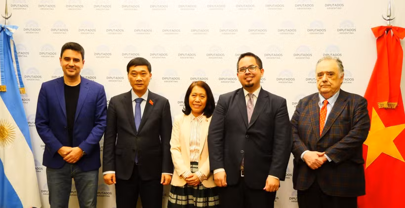 La délégation de l'Assemblée nationale vietnamienne prend une photo avec des représentants du groupe d'amitié parlementaire Argentine-Vietnam. Photo : VNA
