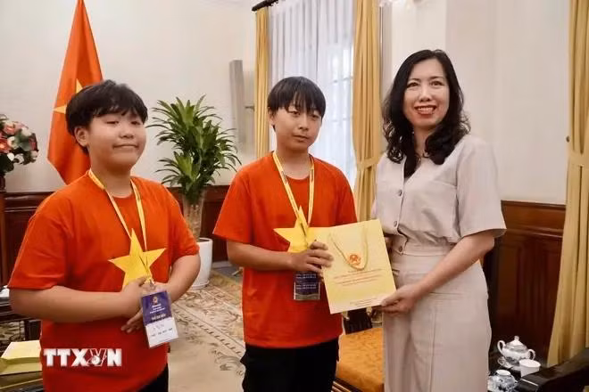La vice-ministre des Affaires étrangères Le Thi Thu Hang, présidente du Comité d'État pour les Vietnamiens d'outre-mer (SCOV) remet des cadeaux aux enfants vietnamiens en République de Corée. Photo ; VNA