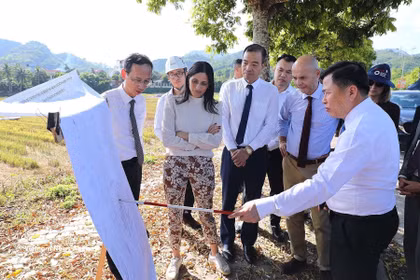 Le vice-président du Comité populaire de la province de Phu Tho, Dinh Cong Su, présente à la délégation française le projet de développement urbain d'adaptation au changement climatique dans la zone urbaine de Hoa Binh. Photo : VNA