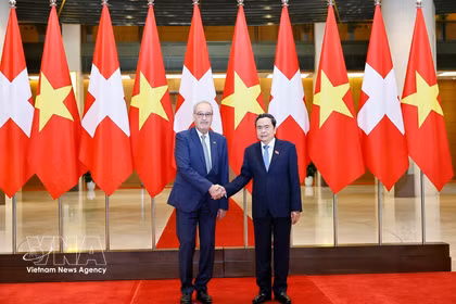 Le président de l’Assemblée nationale (AN) du Vietnam, Tran Thanh Man (droite) et le président de la Confédération suisse, Guy Parmelin. Photo: VNA