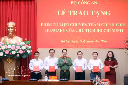 Remise des images d’archives du Président Ho Chi Minh au Bureau du Comité central du Parti, à la Télévision du Vietnam (VTV), à la Voix du Vietnam (VOV), à l’Agence vietnamienne d’information (VNA) et au Musée Ho Chi Minh. Photo: VNA