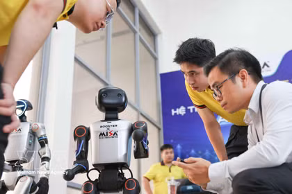 Le Vietnam entend passer d’une approche axée sur la recherche, le développement et l’application de l’intelligence artificielle à une démarche de recherche et de développement de l’IA associée à une transformation globale du pays par cette technologie. Photo: VNA
