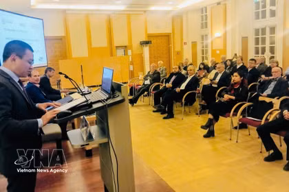 L’ambassadeur du Vietnam en Autriche, Vu Le Thai Hoang s'exprime à la table ronde. Photo: VNA