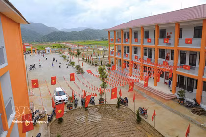Le drapeau du Parti et le drapeau national flottent devant les bâtiments de l’internat primaire et secondaire de Sam Mun, dans la province de Dien Bien. Photo : VNA