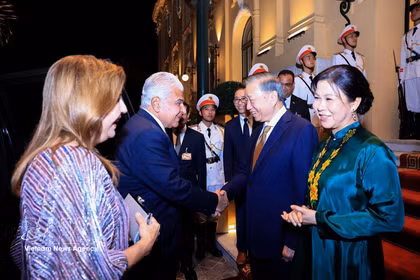 Le secrétaire général du Comité central du PCV et président de la République, Tô Lâm, et son épouse (droite) président un banquet en l’honneur du président panaméen José Raúl Mulino et de son épouse. Photo : VNA