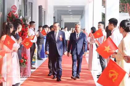 Le secrétaire général du Parti communiste du Vietnam et président de la République, To Lam (gauche) au meeting marquant le 70e anniversaire de l’établissement de l'Université des sciences et technologies de Hanoï. Photo: VNA