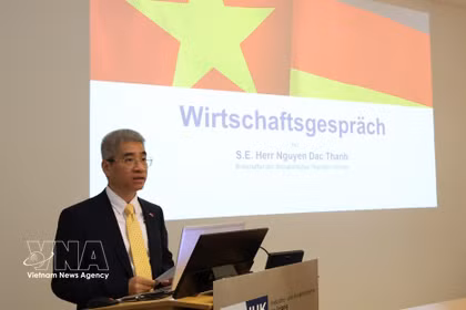 L’ambassadeur du Vietnam en Allemagne, Nguyen Dac Thanh, s'exprime au dialogue économique organisé à l’IHK Leipzig. Photo: VNA