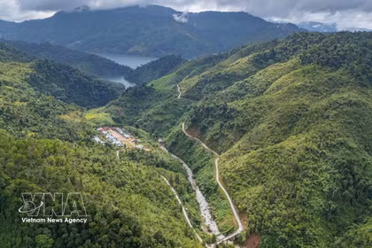 L'ouest de Da Nang bénéficie d'une vaste couverture forestière, mais les infrastructures routières y rencontrent encore de nombreux obstacles, ce qui entrave le transport des produits agricoles. Photo : VNA