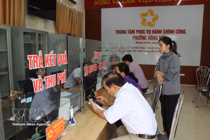 Des citoyens effectuent des formalités au centre de services administratifs publics du quartier de Nong Tien, province de Tuyen Quang. Photo. VNA