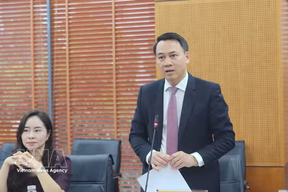 Doan Duc Hao, directeur du Département des affaires de la jeunesse et de l'égalité des sexes du ministère de l’Intérieur, s'exprime à la séance de travail avec la délégation sud-coréenne. Photo: VNA