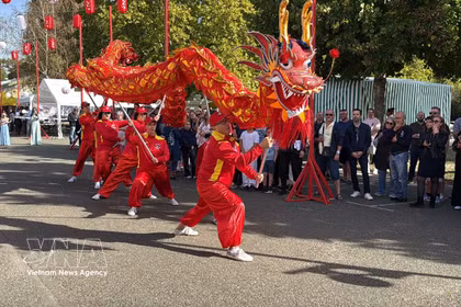 Danse du dragon représentée par des artistes vietnamiens au Japan Festival à Maintenon-Pierres. Photo: VNA