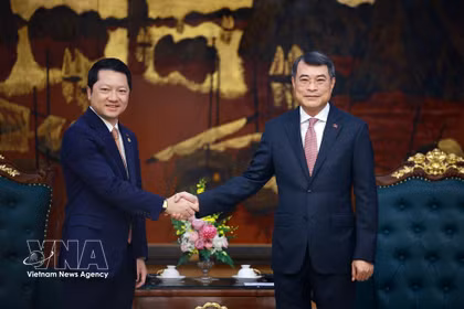 Le Premier ministre Le Minh Hung (droite) reçoit le ministre cambodgien de l'Inspection, Sok Soken. Photo: VNA