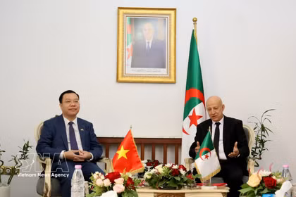 Rencontre entre l'ambassadeur du Vietnam en Algérie, Vu Duy Long et le secrétaire général du Front de libération nationale (FLN), Abdelkrim Benmbarek. Photo: VNA
