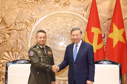 Le secrétaire général du PCV et président de la République To Lam (droite) et le général Tea Seiha, membre du Comité permanent du Parti du peuple cambodgien (PPC), vice-Premier ministre et ministre cambodgien de la Défense. Photo: VNA