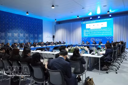 Table ronde entre la directrice générale du FMI, Kristalina Georgieva, et les ministères des Finances, gouverneurs des Banques centrales de l'ASEAN. Photo: VNA