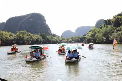 Une délégation de l’UNESCO effectue une visite dans le complexe paysager de Trang An, dans la province de Ninh Binh. Photo : VNA