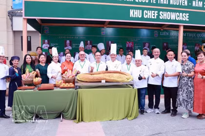 Le festival de démonstration et d'introduction de la cuisine du thé réunit plus de 30 artisans, cuisiniers et restaurants venus de nombreuses villes et provinces du pays. Photo: VNA