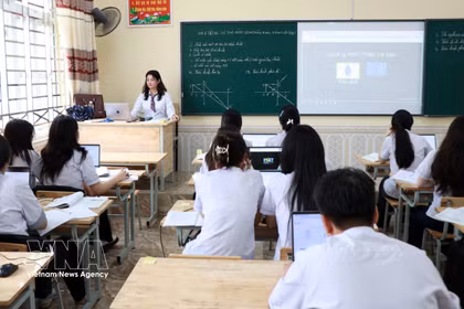 Un cours intégrant l'IA au collège Chu Van An, dans la commune de Kim Bang, province de Ninh Binh. Photo : VNA