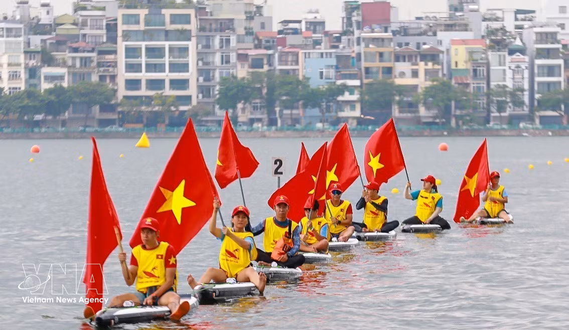 Course internationale de bateaux-dragons et de SUP sur le lac de l'Ouest