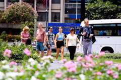 Des touristes étrangers à Hô Chi Minh-Ville. Photo: VNA