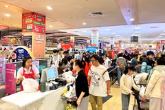 Des consommateurs effectuent leurs achats dans un supermarché. Photo: VietnamPlus