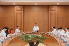 Trân Câm Tu, membre du Bureau politique et permanent du Secrétariat du Comité central du Parti communiste du Vietnam (PCV), s'exprime lors de la réunion. Photo: VNA