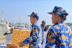 Des cadeaux du Têt remis aux soldats des plateformes DK1 et aux forces navales en mer. Photo: VNA