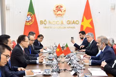 Le ministre vietnamien des Affaires étrangères s’entretient avec son homologue portugais. Photo: ministère vietnamien des Affaires étrangères
