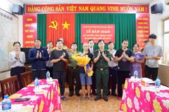 Cérémonie de remise de 5 marins chinois secourus en mer à la partie chinoise. Photo: VNA