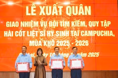 Cérémonie de départ et de remise de mission à l'Équipe chargée de la recherche et du rapatriement des restes des martyrs tombés au Cambodge (K52), pour la saison sèche 2025-2026. Photo: VNA
