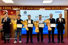 Les entreprises participantes au projet reçoivent des certificats lors de la conférence. Photo: VNA