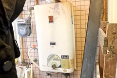 Le monoxyde de carbone (CO) émis par un chauffe-eau dans un espace confiné serait la cause du décès des victimes. Photo: Taipei Times