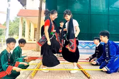 Le xòe thaï se réinvente sur scène