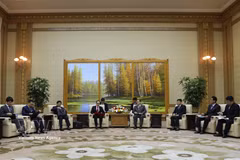 Le Hoai Trung, membre du Bureau politique, ministre des Affaires étrangères et envoyé spécial du secrétaire général du PCV et président du Vietnam, To Lam, rencontre à Pyongyang le 15 mai Jo Yong Won, président du Comité permanent de l'Assemblée populaire suprême, président de l'Assemblée populaire suprême de la RPDC. Photo: VNA