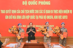 Cérémonie de remise de décisions présidentielles à trois officiers déployés auprès de la FISNUA. Photo: VNA