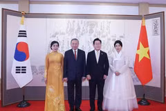 Le secrétaire général du Parti Tô Lâm et son épouse (gauche) et le président sud-coréen Lee Jae Myung et son épouse. Photo: VNA