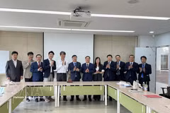 Les autorités de la province de Hung Yên et les représentants Centre d’études asiatiques de l’Université nationale de Séoul (SNU). Photo: VNA