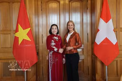La membre du Comité central du Parti communiste du Vietnam (PCV) et vice-présidente de l’Assemblée nationale (AN), Nguyên Thi Thanh (gauche) et la première vice-présidente du Conseil national suisse, Katja Christ. Photo: VNA