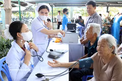L'équipe médicale de de la province de Khanh Hoa assure des consultations médicales au profit des personnes âgées. Photo: VNA