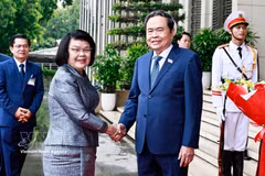 La présidente de l’Assemblée nationale du Cambodge, Samdech Khuon Sudary (gauche) et le président de l'Assemblée nationale du Vietnam, Trân Thanh Mân. Photo: VNA