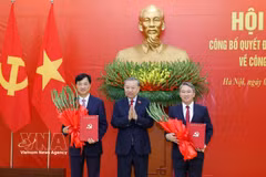 Le secrétaire général du Parti et président de la République, To Lam (milieu), remet des décisions à Nguyen Duy Ngoc (gauche) et à Nguyen Hai Ninh (droite). Photo: VNA