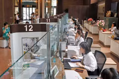 Les établissements de crédit sont appelés à adopter de manière proactive des solutions de stabilisation des taux, tout en respectant pleinement les réglementations en vigueur concernant l’affichage et l’application des taux d’intérêt des dépôts et des prêts. Photo: VNA